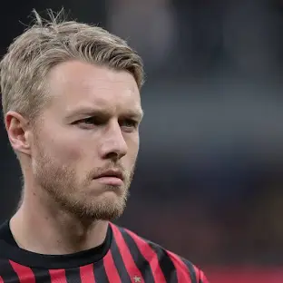 Simon Kjær: Bek Tua, Kepala Dingin, Tapi Nyawanya Lini Belakang Milan