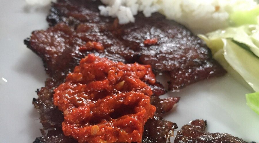 Kuliner Otentik Pasar Sawah Lunto: Dendeng Batokok, Rendang Itiak, dan Katupek Pical